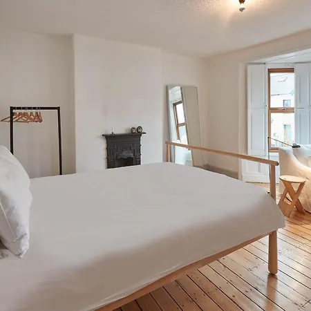 Host & - Emerald * Saltburn-by-the-Sea